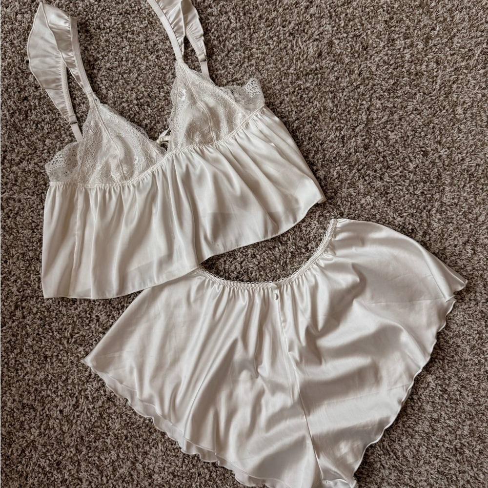 Kat the Labek White Lace Sleepwear Set